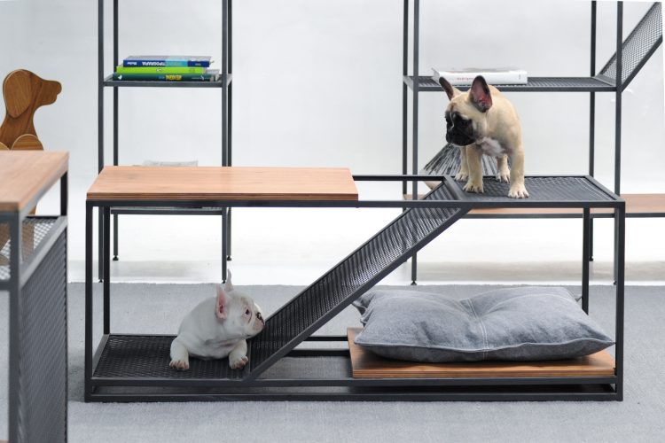 Linha-de-moveis-em-estilo-industrial-pensada-para-pets-na-revista-digital-sobre-decoracao-Conexao-Decor.MESA-DE-CENTRO-AMBIENTADA-scaled